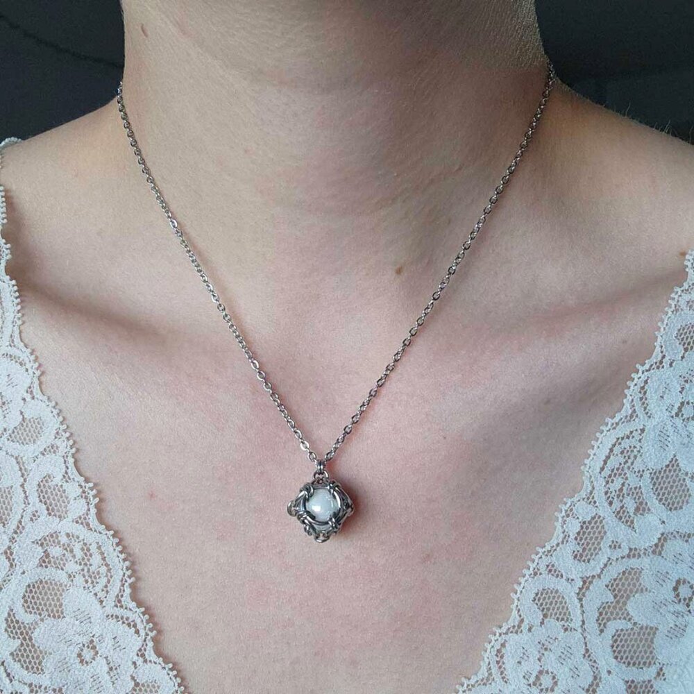 Vintage classic & elegant small silver chain and caged pearl necklace